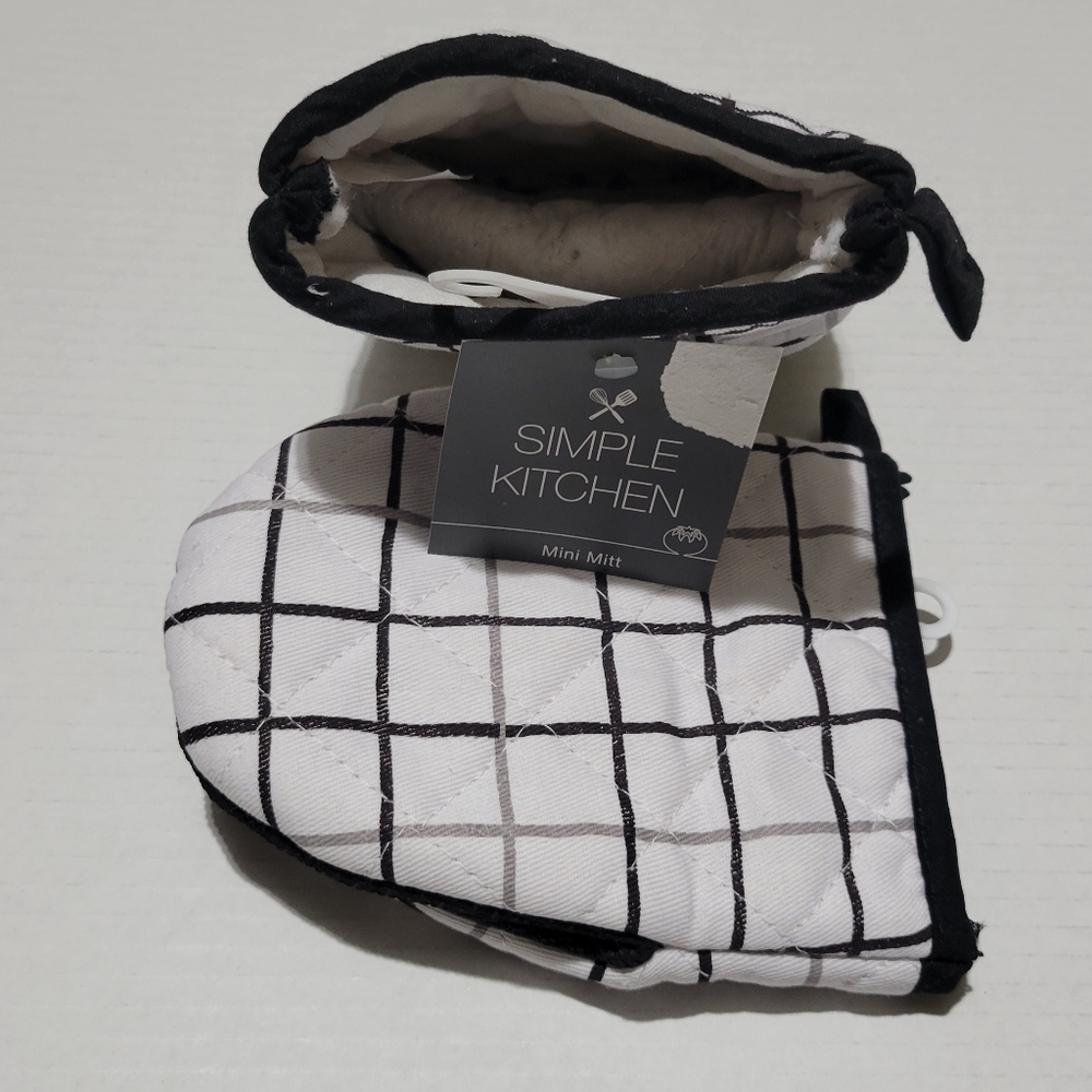 2 Piece Black/White Plaid Mini Oven Mitts - Picture 2 of 3